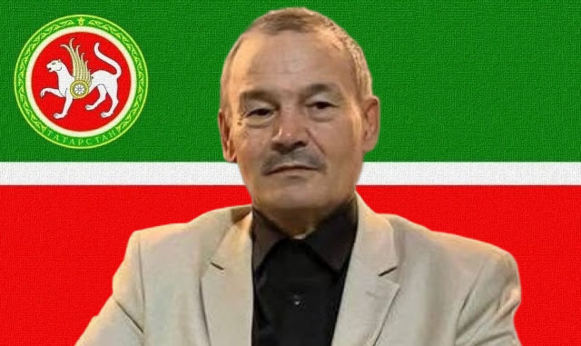 Rafis Kashapov speaks in front of the Tatarstan flag.