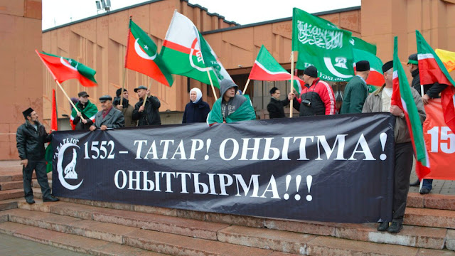Demonstrators hold a banner commemorating the defenders of Kazan.